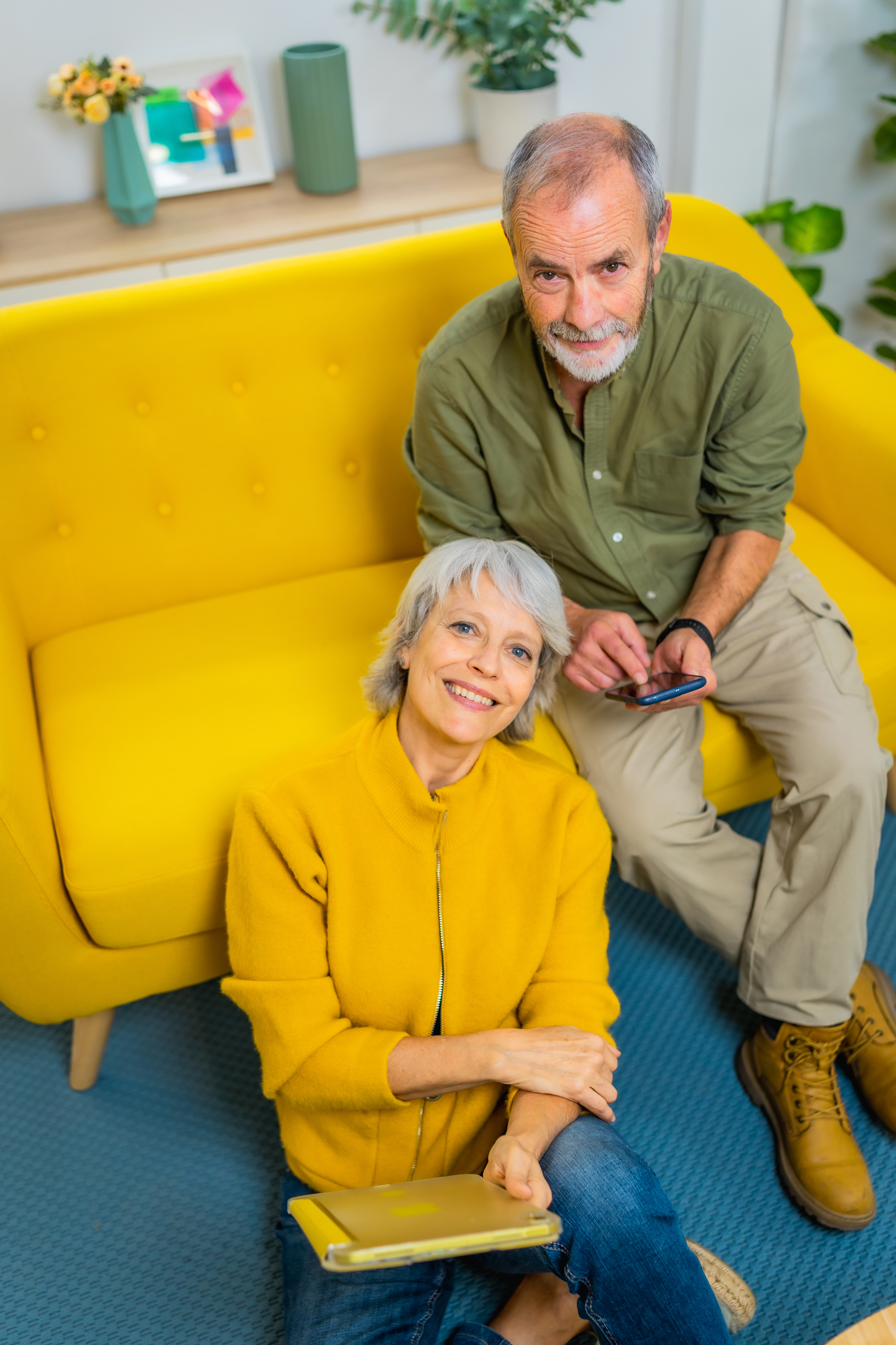 portrait-senior-couple-relaxed-home-together